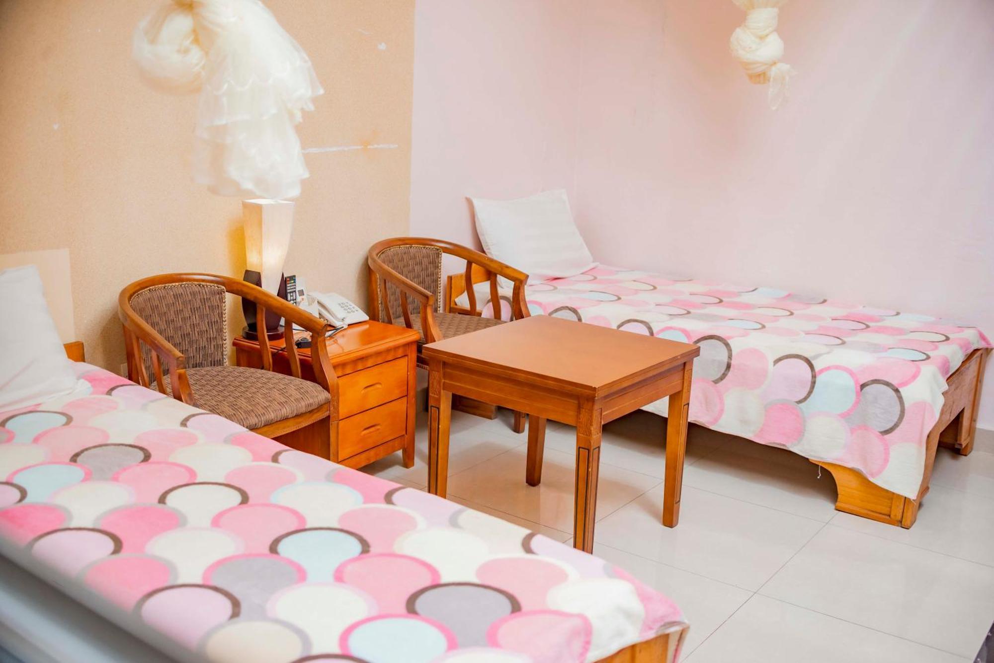 Tigers'S Apartment Hotel 布琼布拉 外观 照片