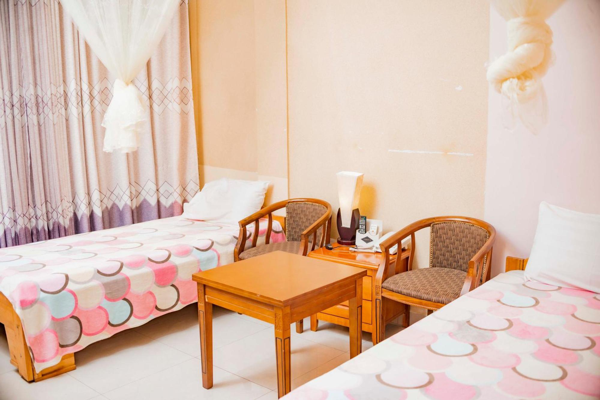 Tigers'S Apartment Hotel 布琼布拉 外观 照片