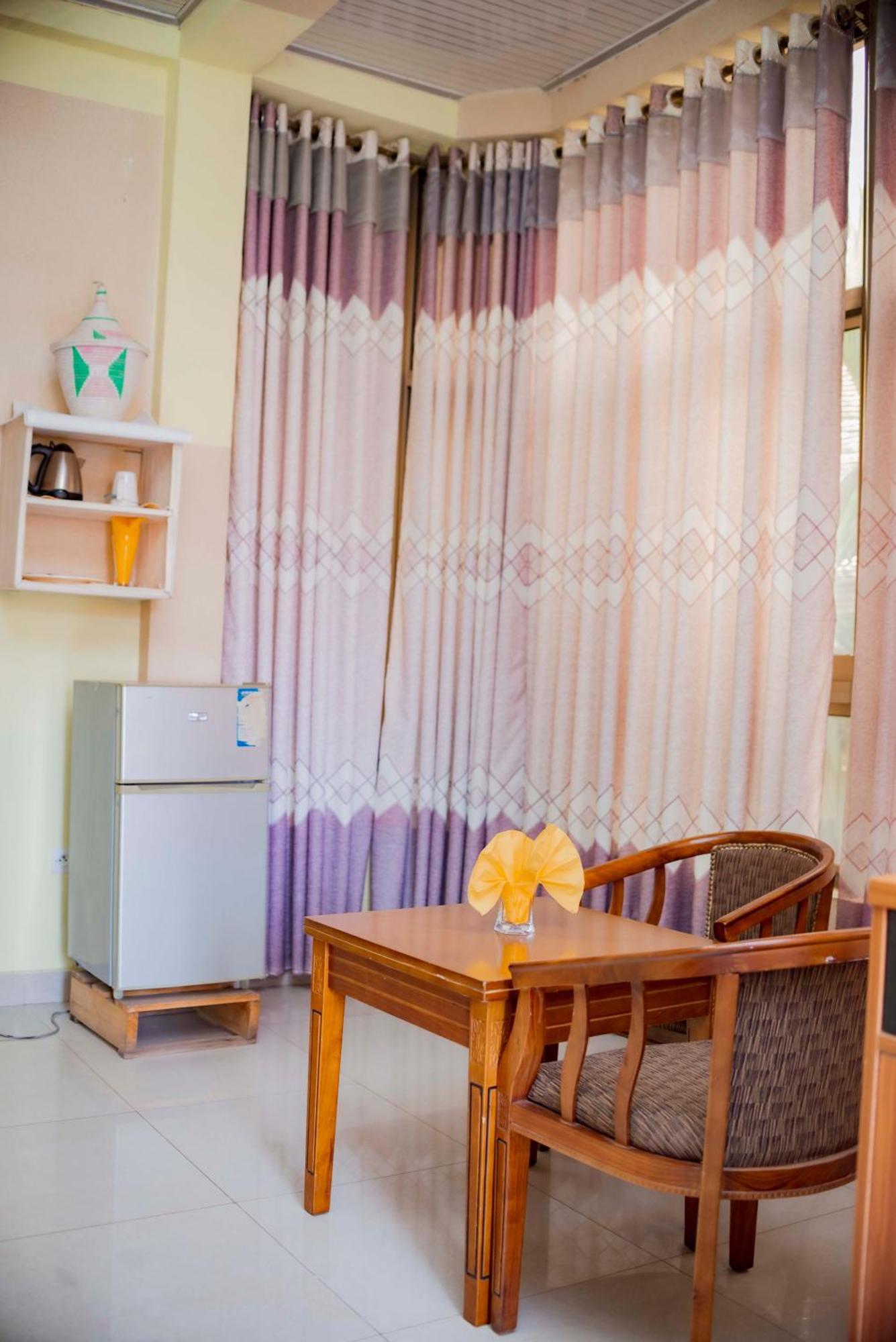 Tigers'S Apartment Hotel 布琼布拉 外观 照片