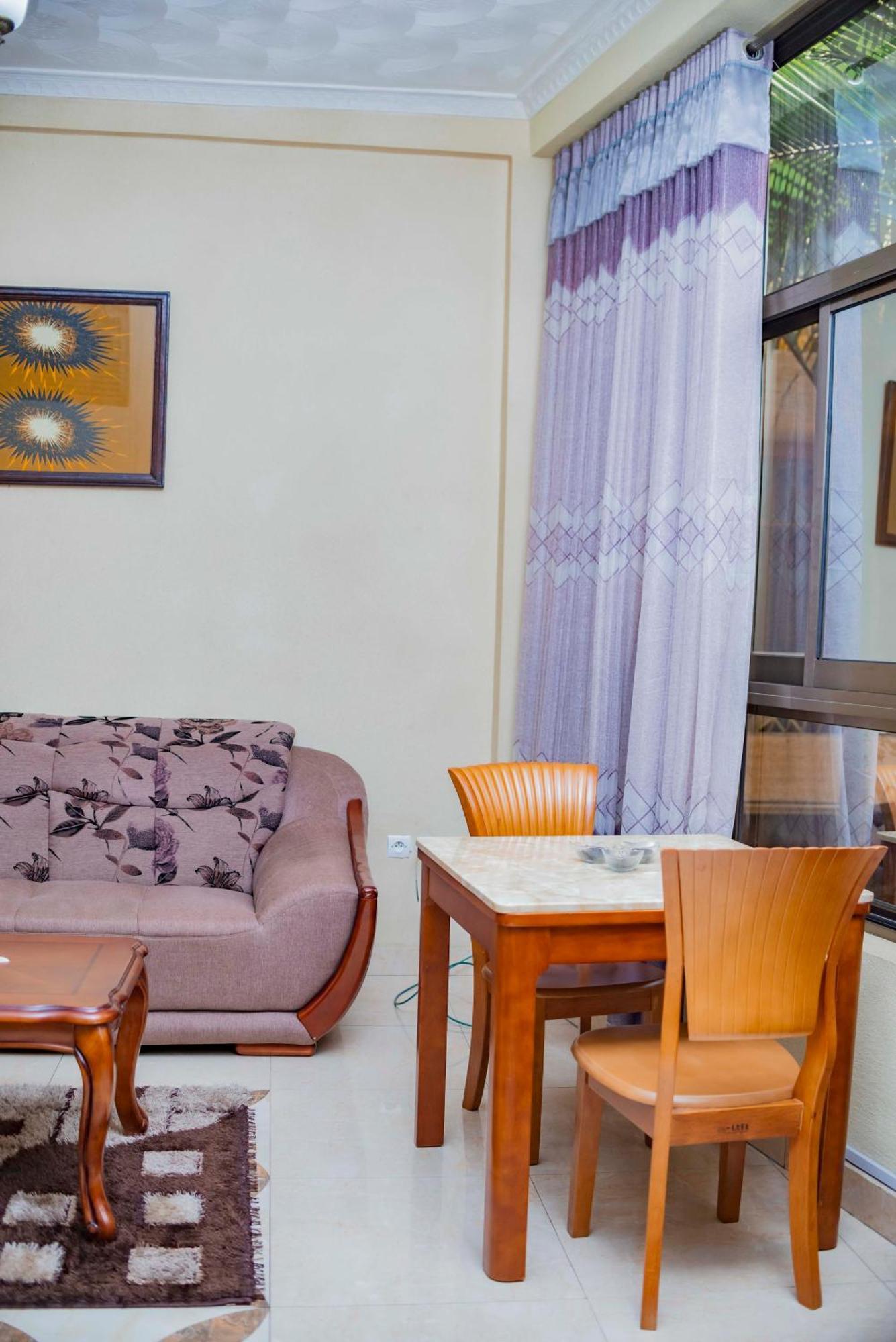Tigers'S Apartment Hotel 布琼布拉 外观 照片